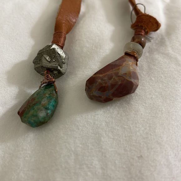 Natural agate arrowhead connected by a belt not too sure how it connects - Picture 5 of 5